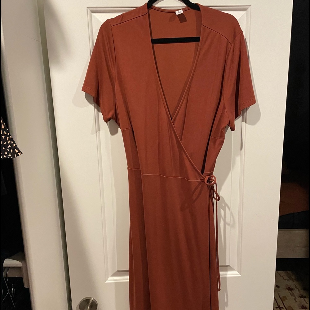 Old Navy vee neck wrap dress. Rust/cinnamon color. Size XL Tall.